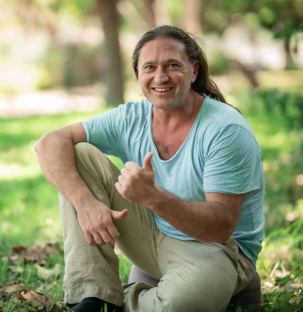 שחף אלדר יושב בטבע ומחייך